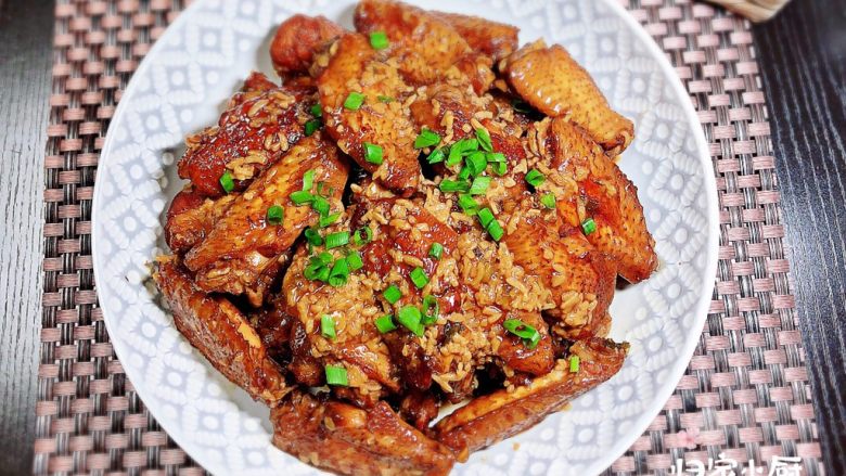 酒酿红糖鸡翅,一盘蜜汁的酒酿红糖鸡翅就上桌了!