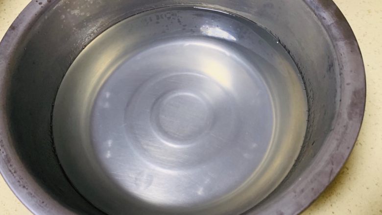 清凉爽滑蜂蜜红糖蜜豆冰粉粉,然后放在阴凉处待冷却,放到冰箱冷藏2小时-3小时左右,隔晚口感更佳