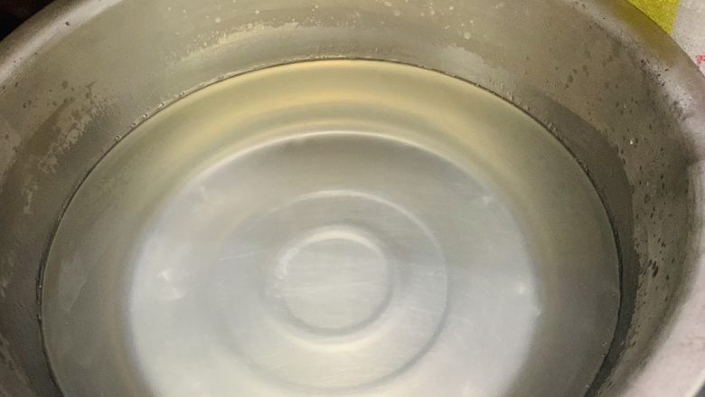 清凉爽滑蜂蜜红糖蜜豆冰粉粉,搅拌均匀后加入1000ml的刚煮开的热开水搅拌均匀,如果没有热开水,用锅小火煮均匀。