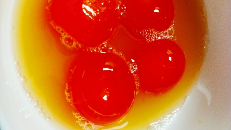 紫薯蛋黄酥,蛋黄用<a style='color:red;display:inline-block;' href='/shicai/ 903'>朗姆酒</a>浸泡1小时,滴入少量香精液