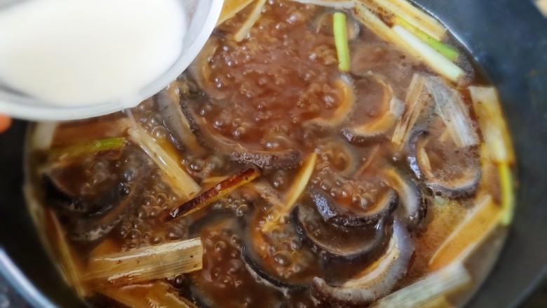 葱烧海参,煮一会儿汤汁收一下,加入水淀粉,勾芡