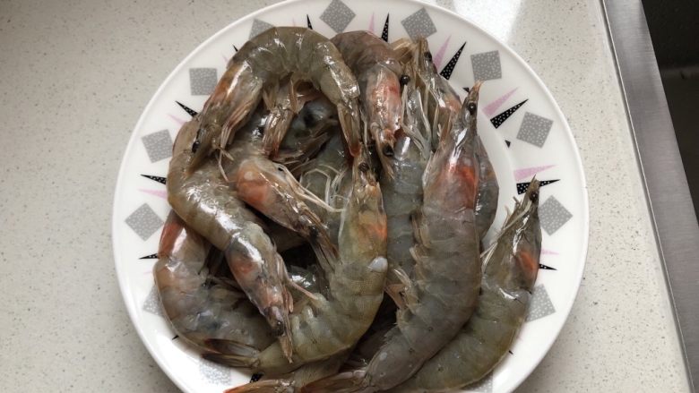 油焖大虾,虾剪掉虾须和虾枪,开背洗净
