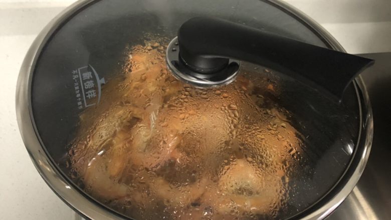 油焖大虾,下入大虾翻炒几下,倒入调好的酱汁,快速盖上锅盖
