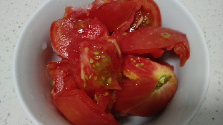 西红柿炒豆角,<a style='color:red;display:inline-block;' href='/shicai/ 3551'>西红柿</a>切块。