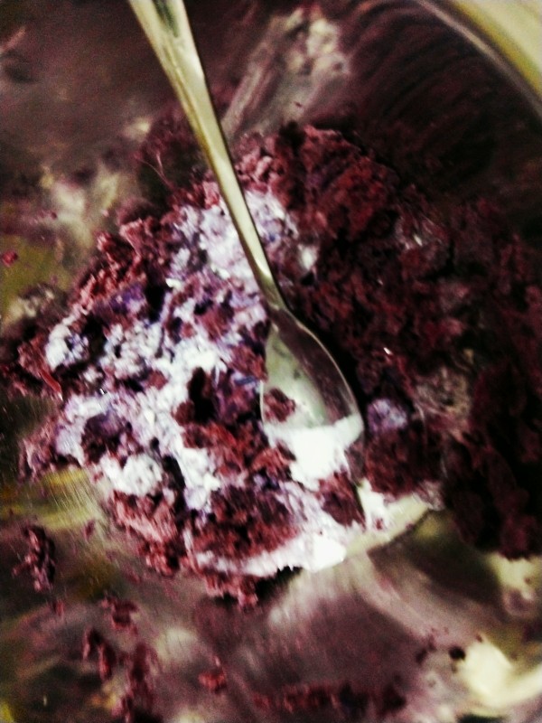 紫薯蛋黄酥,熟后剥皮压碎,加入<a style='color:red;display:inline-block;' href='/shicai/ 8197'>淡奶油</a>