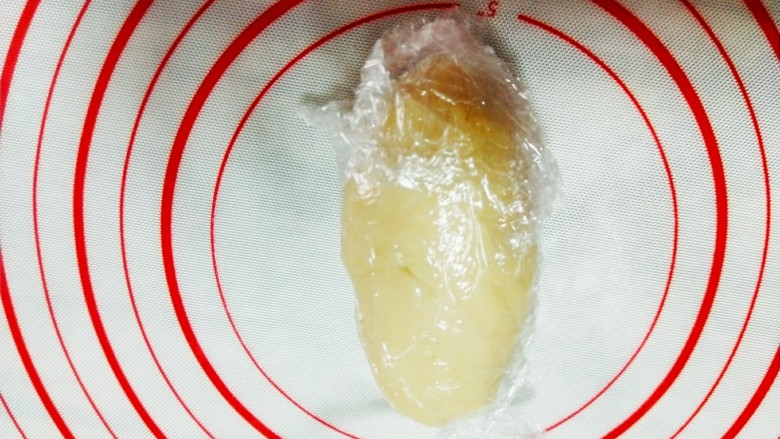紫薯蛋黄酥,用保鲜膜包皮,放置20分钟
