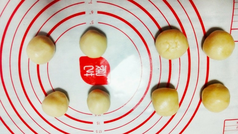 紫薯蛋黄酥,时间到后,水酥和油酥各分四个