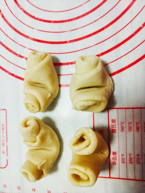 紫薯蛋黄酥,再用手从中间按一下,压扁,按照上述方法卷起放置20分钟,重复4-5次