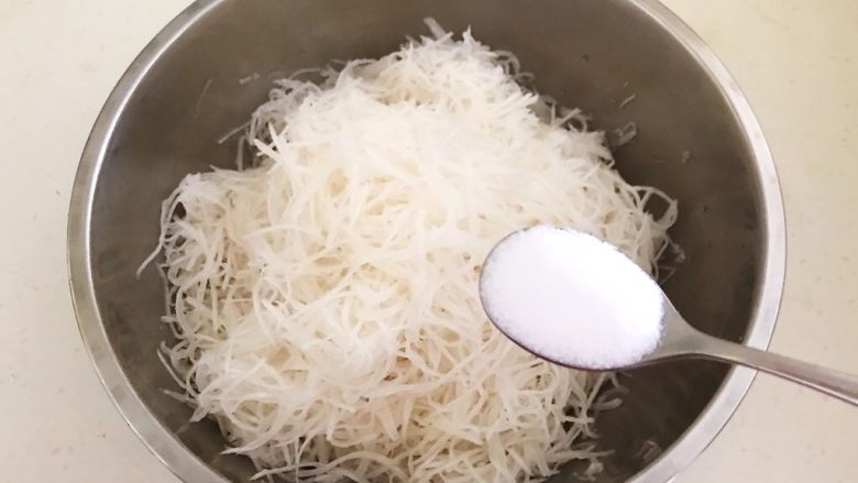 三鲜蒸饺,把白萝卜切成丝,加入精盐
