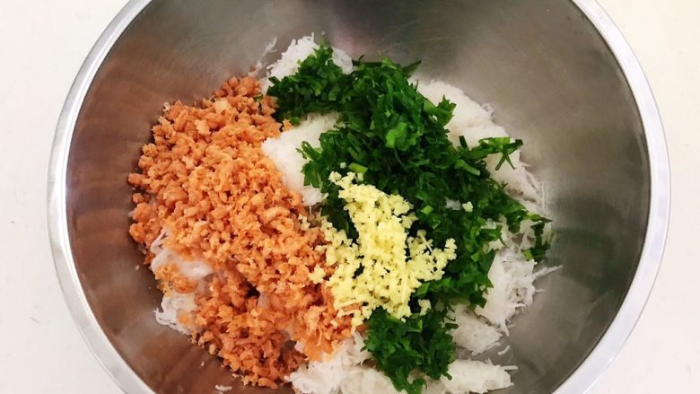 三鲜蒸饺,把虾仁,葱末和姜末放入萝卜丝里