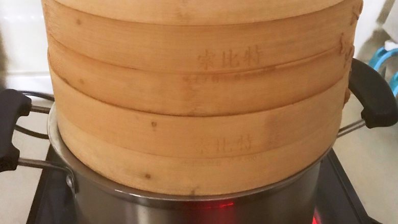 三鲜蒸饺,把蒸笼放入蒸锅,大火烧开后蒸15分钟