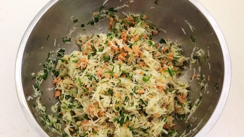 三鲜蒸饺,充分调匀,馅料做好了备用