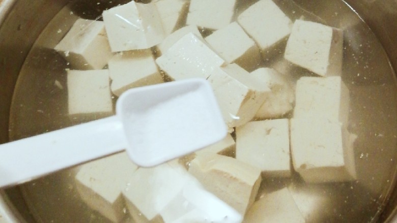 红烧豆腐,先用开水煮豆腐 水中加入2克盐 去除豆腥味 同时增加豆腐的韧性