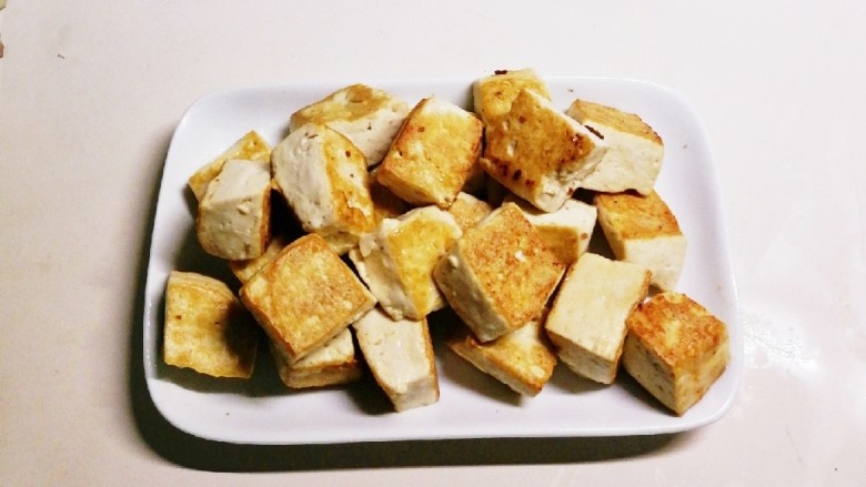 红烧豆腐,两面金黄 取出备用