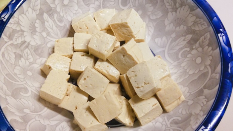 红烧豆腐,约煮3分钟 沥干水分