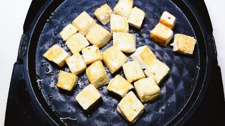 红烧豆腐,煎烤机刷油 将豆腐煎制