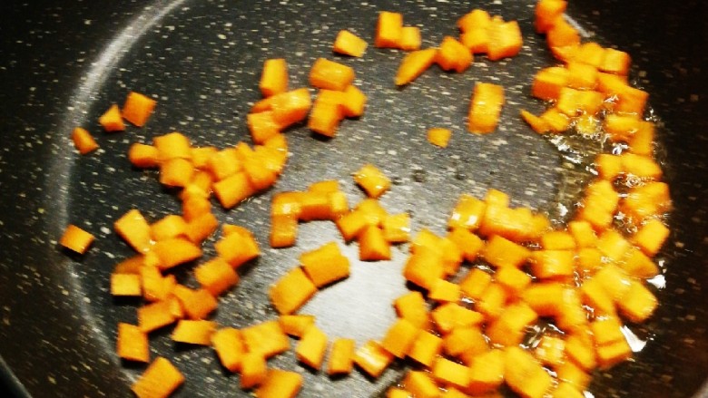 红烧豆腐,炒锅加入食用油 油热放入胡萝卜丁翻炒
