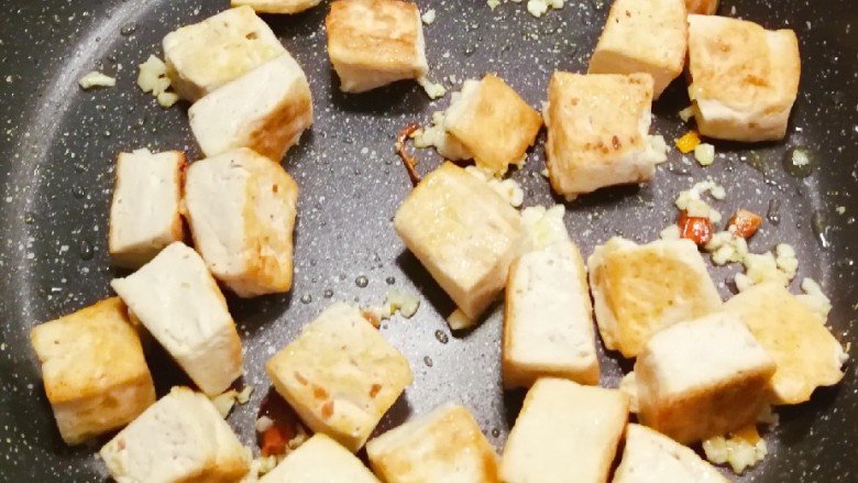 红烧豆腐,放入煎好的豆腐 翻拌均匀