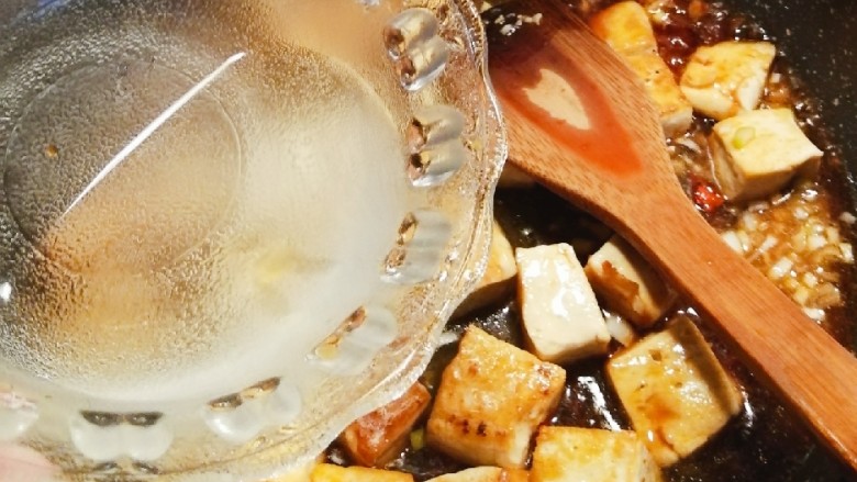 红烧豆腐,再加入半碗清水 中小火烧制