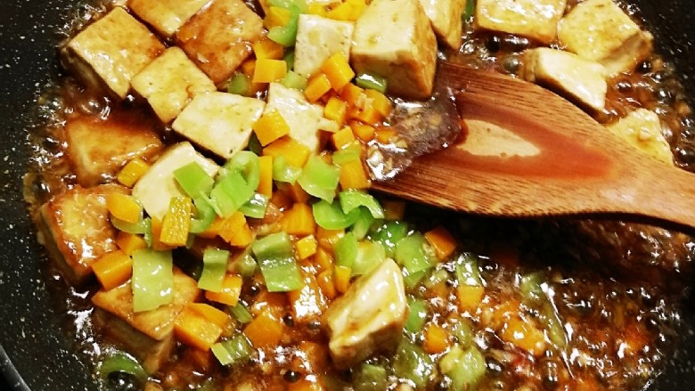 红烧豆腐,快速翻拌 关火出锅