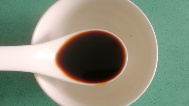 芥兰炒沙茶牛肉,再来调一点酱汁,一汤匙<a style='color:red;display:inline-block;' href='/shicai/ 692'>酱油</a>