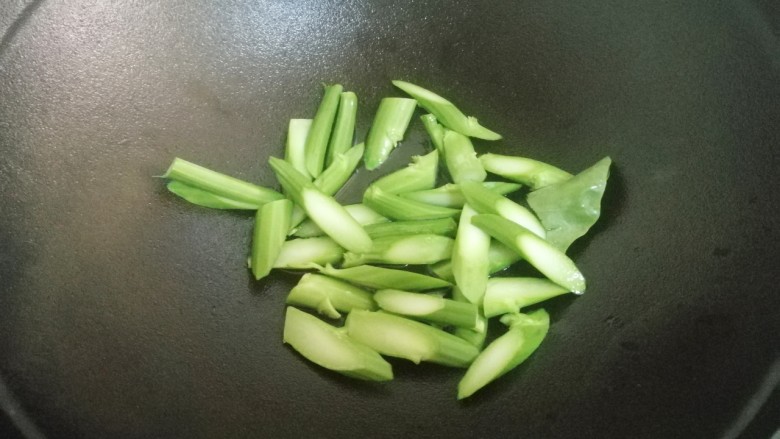 芥兰炒沙茶牛肉,锅中放少许油,油热后放入芥兰心,翻炒一下