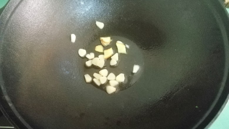 芥兰炒沙茶牛肉,另起一锅,锅中放少许油,油热后放入姜蒜