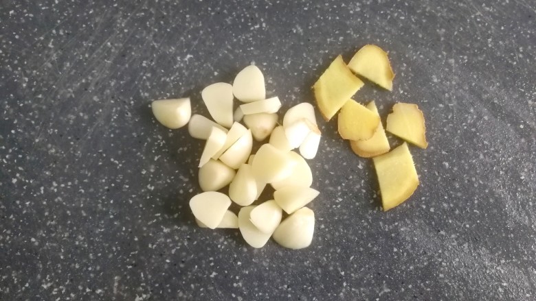 芥兰炒沙茶牛肉,蒜瓣切小块,姜切片