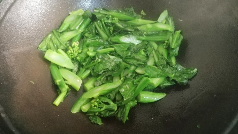 芥兰炒沙茶牛肉,加入少许盐,翻炒至八成熟,盛起备用