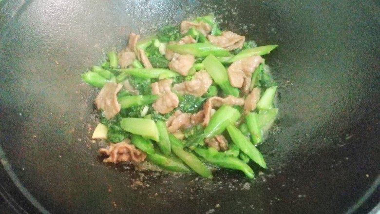芥兰炒沙茶牛肉,加入刚刚调好的酱汁,翻炒均匀