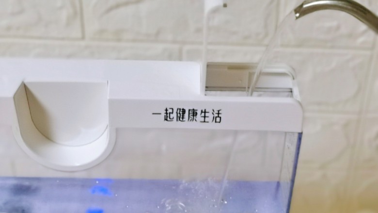 “蒸”大丰收~养生食谱,将“臻米电蒸锅”水箱加入纯净水,注意水量不要超过最大水位。(一起健康生活,好喜欢这句话,如今的生活真的过于精致,导致很多人亚健康‼️)