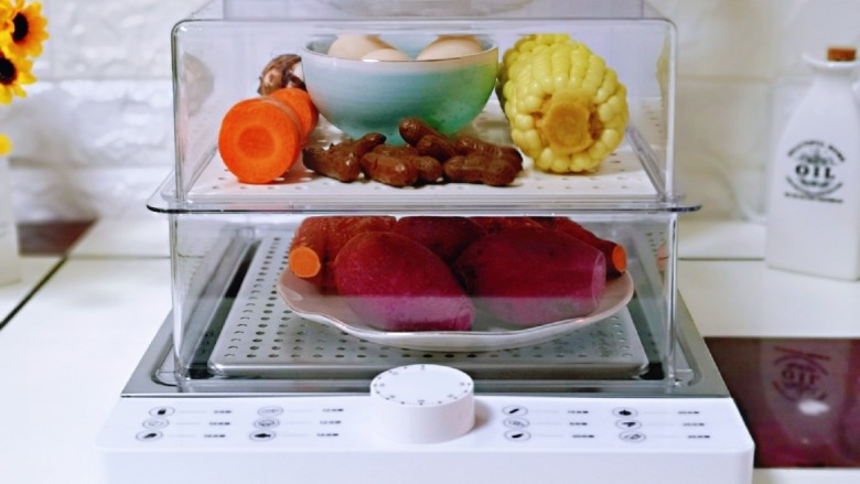 “蒸”大丰收~养生食谱,盖上蒸汽锅的盖子,我用了两层,食材完全无需叠加,太赞了,特别方便。