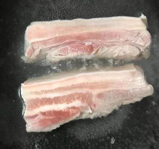 脆皮烧肉,下水烫熟
（加入少许小苏打粉是皮不乾硬的秘诀）