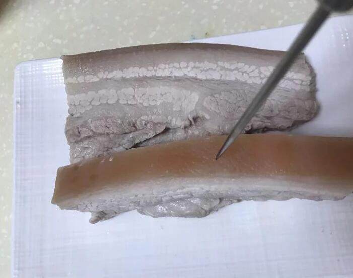 脆皮烧肉,趁热在猪皮刺满洞(比较好入味)
