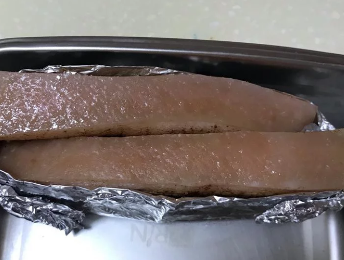 脆皮烧肉,猪皮保持乾燥。猪肉部分铝箔纸包起醃製。
#若要当天食用至少醃渍2-3小时,猪皮风乾。
#隔日食用,则放入冰箱即可