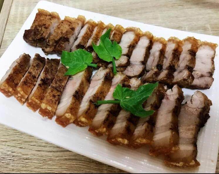 脆皮烧肉,这样就完成啦!
用气炸锅烤和用烤箱烤成品差不多,唯一有差别的是时间