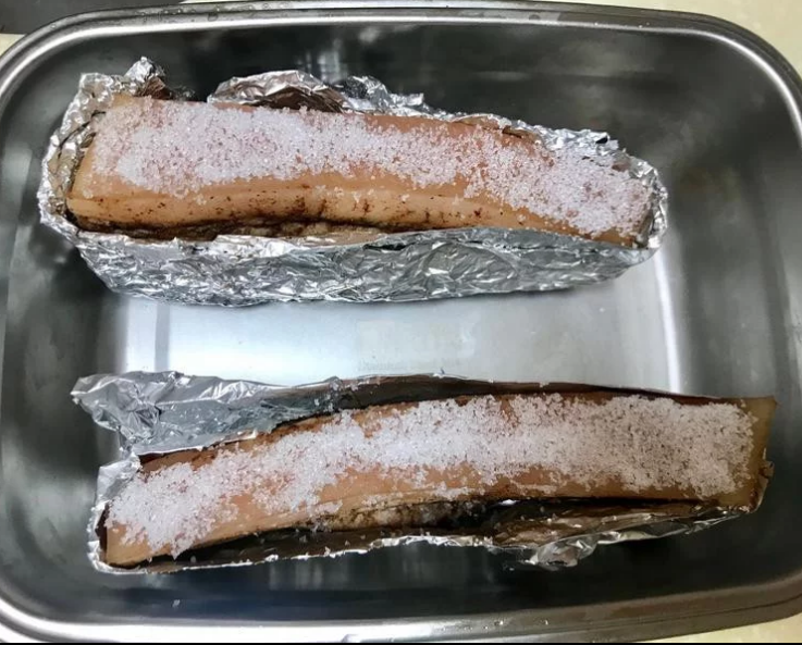 脆皮烧肉,入锅炸或烘烤前,猪皮抹上一层盐。