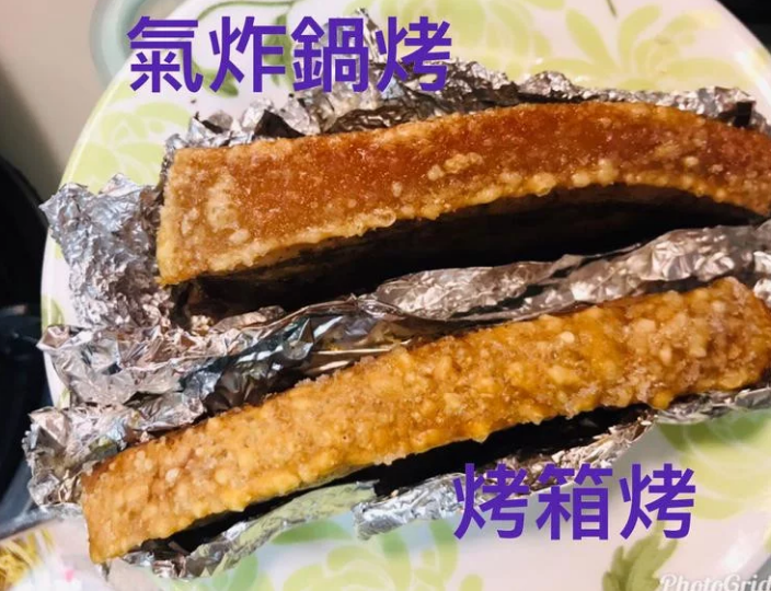 脆皮烧肉,入锅炸、烤箱、气炸锅都可以喔!
时间还是要以五花肉的大小来判断,依照照片五花肉的大小,烤箱约烤18分鐘。气炸锅12分鐘