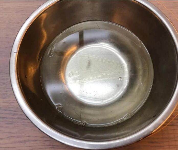 百香芒果双层生乳酪蛋糕(免烤箱),吉利丁片以冰水泡10分鐘软化。