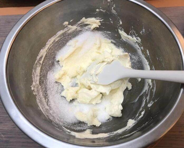 百香芒果双层生乳酪蛋糕(免烤箱),室温软化后的奶油乳酪搅拌至滑顺柔软状后,加入细砂糖、优格、<a style='color:red;display:inline-block;' href='/shicai/ 919'><a style='color:red;display:inline-block;' href='/shicai/ 919'>柠檬汁</a></a>拌匀。隔水加热拌匀并让细砂糖完全融化(约80度),将吉利丁拧乾水分后加入拌匀,放凉备用。