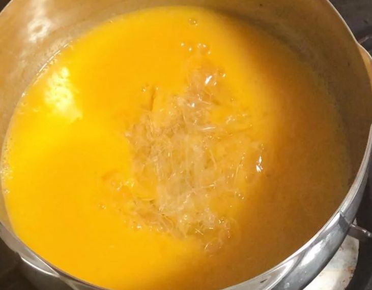 百香芒果双层生乳酪蛋糕(免烤箱),《表层芒果冻》
开水+砂糖+芒果泥+柠檬汁加热至砂糖溶化,加入软化后的吉利丁拌匀。