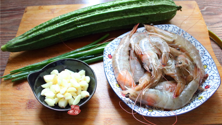 蒜蓉丝瓜蒸海虾,备好食材,将蒜瓣拍扁,顺利剥掉外壳,然后剁成蒜蓉,用碗盛起待用;