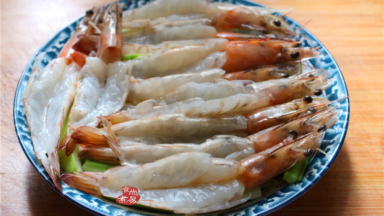 蒜蓉丝瓜蒸海虾,再将海虾铺在丝瓜上面,虾背朝上,能顺利吸收蒜蓉香气以及调好的酱汁;
