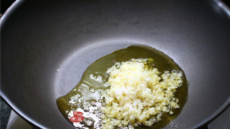蒜蓉丝瓜蒸海虾,烧热炒锅,倒入2汤匙左右食用油,将蒜蓉倒入锅中,中火炒至焦黄色;