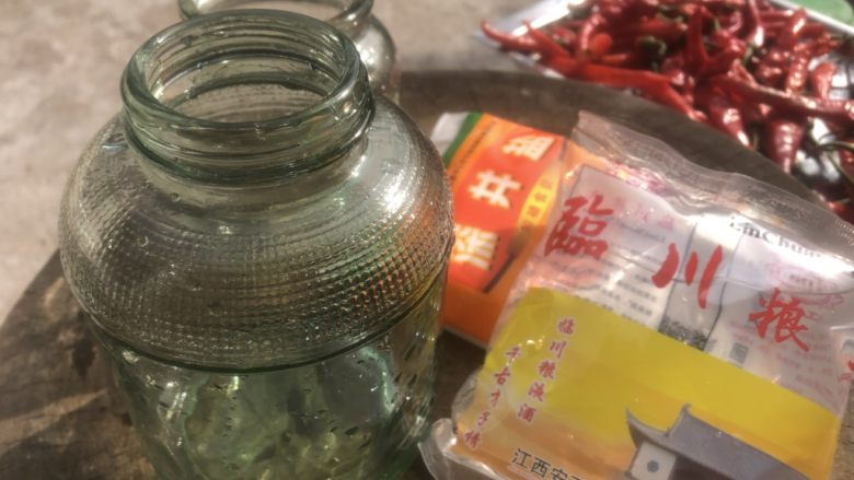 蒜蓉辣椒和客家剁椒,罐装容器也洗干净，晾干。暴晒一下，消消毒。

白酒一开始买的散装的那种，度数比较低，质量也比较差。考虑到首波辣椒比较嫩，红的比较快，辣椒没有那么老成，不那么耐放，所以最后换了牛栏山高度酒。

盐是新买的，未开包装的。因为未开包装的，没有受潮。有利于辣椒保质。