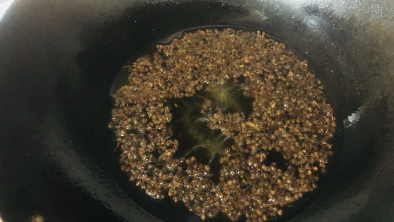 蒜蓉辣椒和客家剁椒,花椒炸出香气就可以捞出,不要炸过了。捞出的时候把花椒籽也要捞干净。这样底油里就只有花椒的香气,而没有影响口感的花椒壳花椒籽。