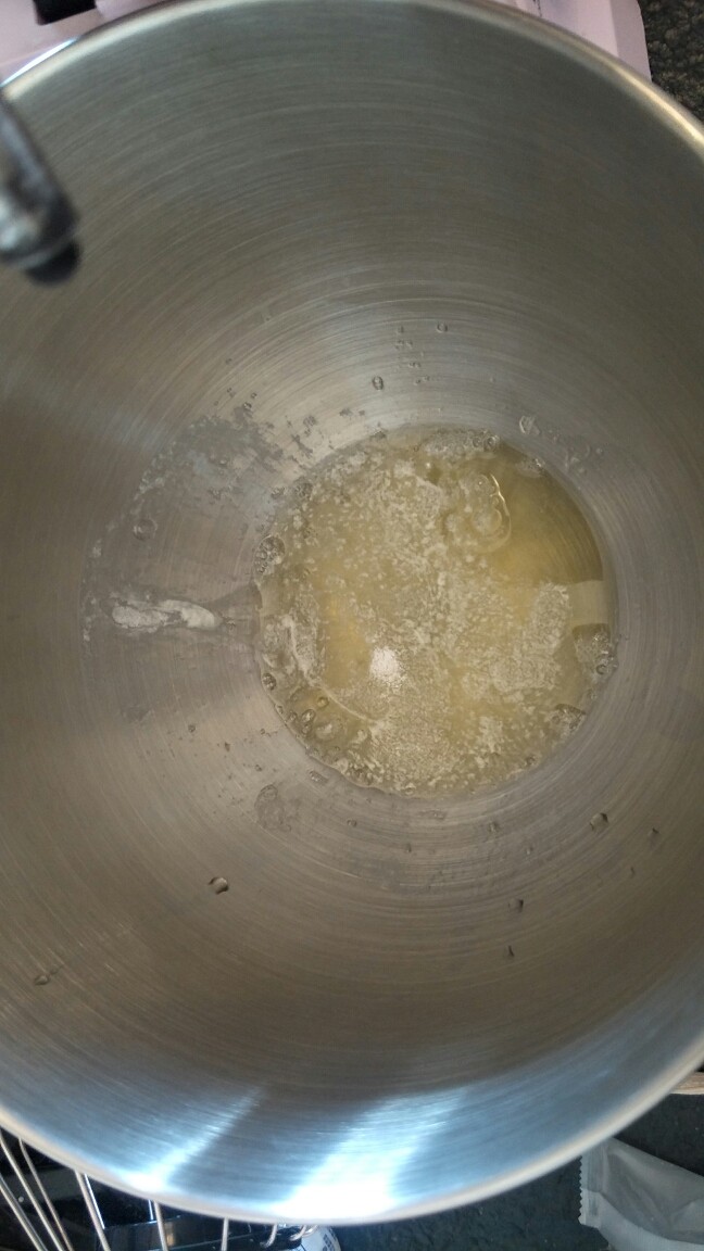 十分优秀de巧克力戚风蛋糕,蛋白中加入1g塔塔粉或几滴柠檬汁帮助打法