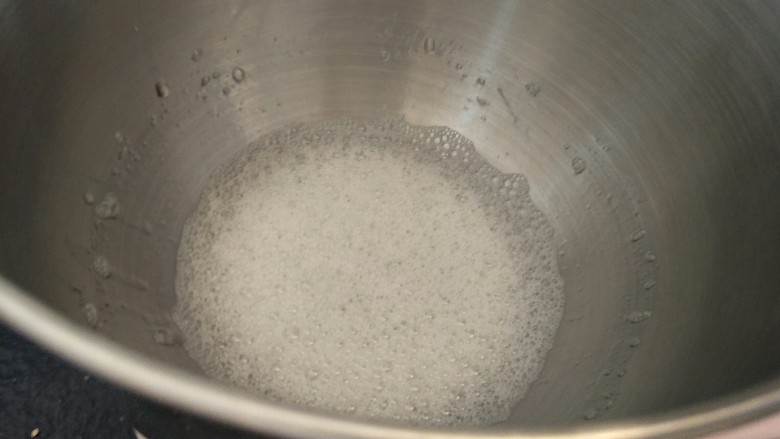 十分优秀de巧克力戚风蛋糕,90g细砂糖粉三次加入,第一次加入的时间刚刚出现粗泡