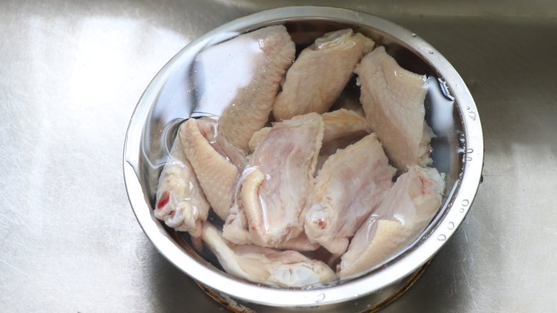 超级下饭菜,可乐鸡翅,鸡翅清水洗干净,检查好上面是否有鸡毛残留。