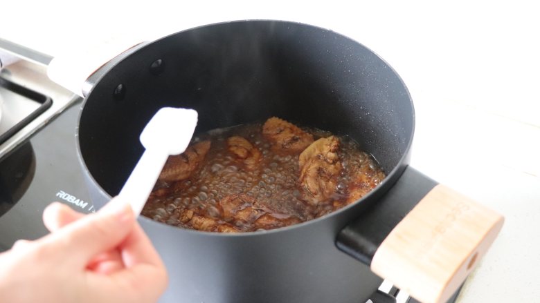 超级下饭菜,可乐鸡翅,干净的锅中开火,倒油,油热后放入鸡翅煎一下。两面都煎到稍变色。